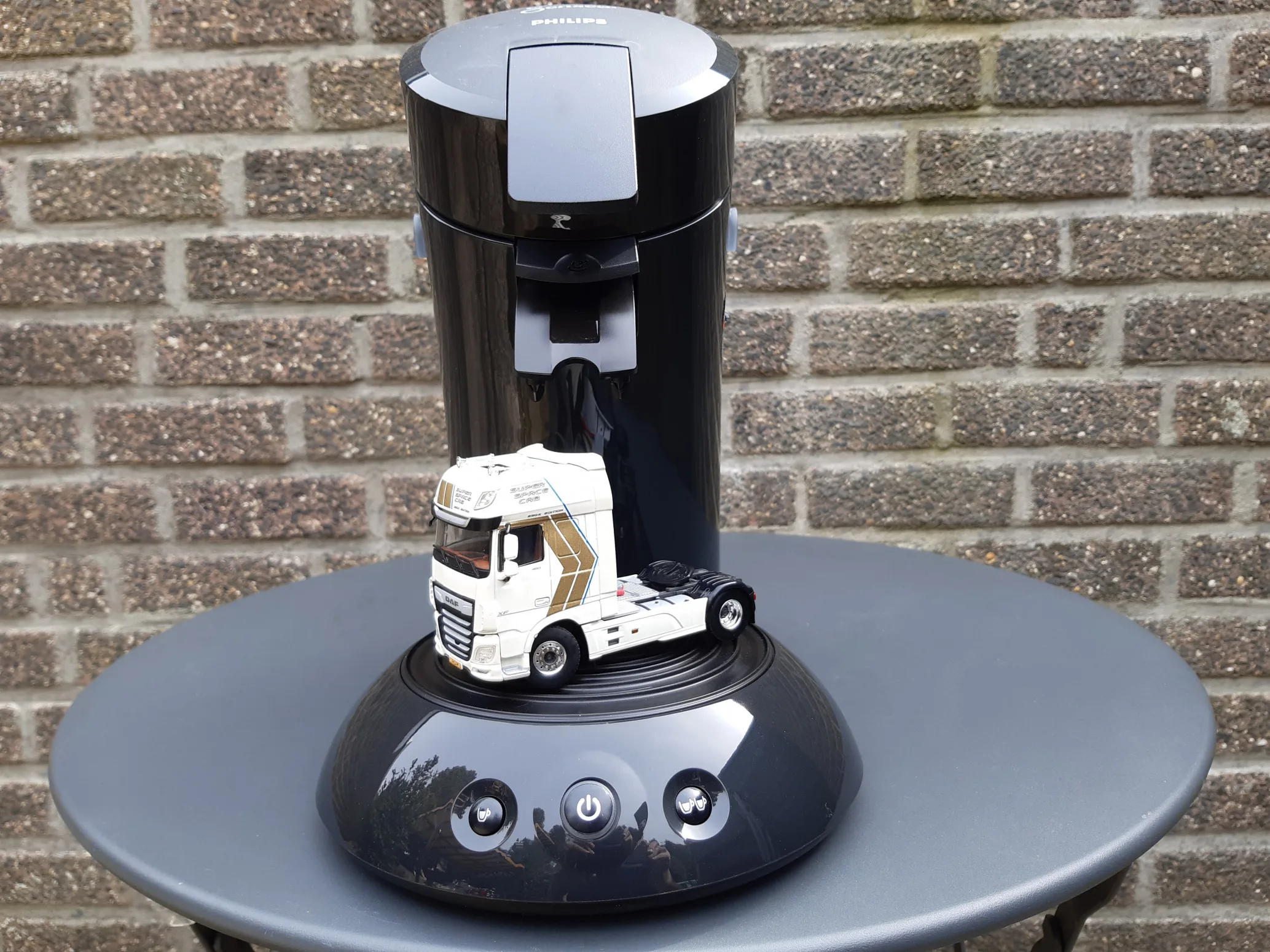 Philips Senseo geheel gemodificeerd voor de vrachtwagen!